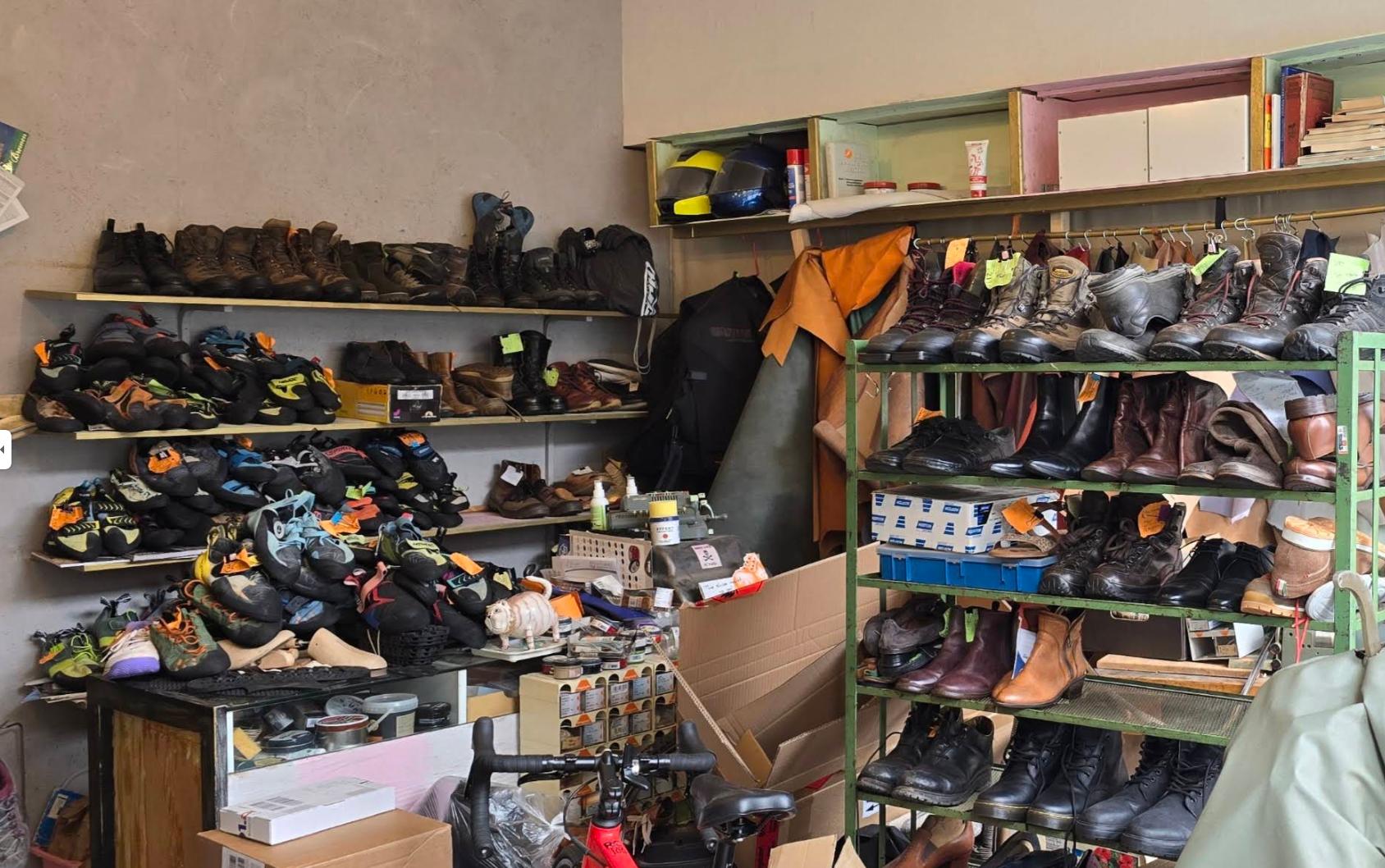 Detailansicht einer Schuhreparatur mit Werkzeugen
